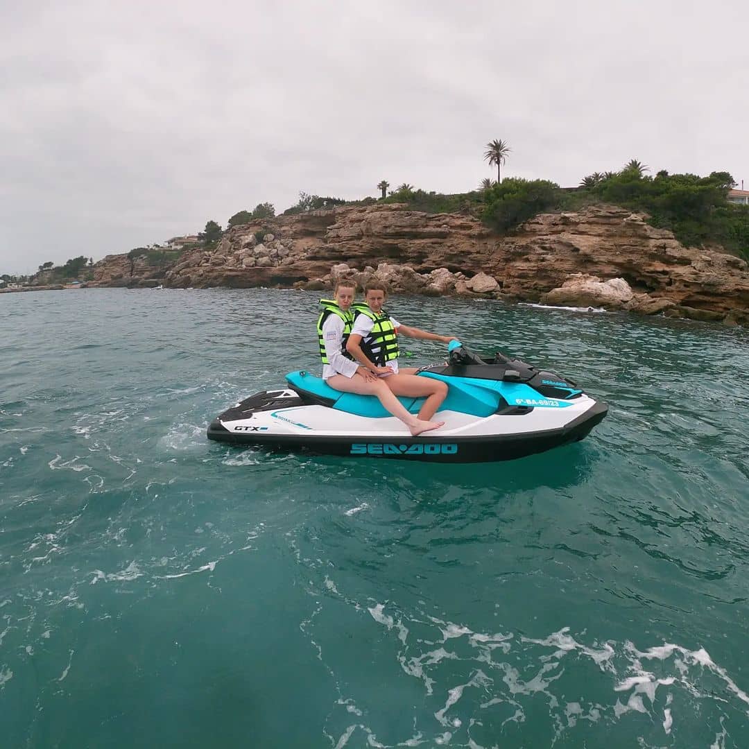 Alquiler de Motos de Agua sin licencia. Conduce una moto de agua SEA DOO GTX 2023 disfrutando de las mejores vistas de la costa de Tarragona, que están entre Marina de Sant Jordi y el Delta del Ebro, pasando por los acantilados del parque natural de Tarragona