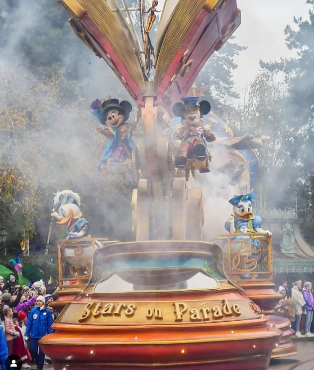 Foto del perfil de carreteraimagia Encara que pugui semblar mentida, una abraçada d'un ratolí gegant pot ser ben terapèutica! 🥹 Les trobades amb personatges són una de les coses més buscades per molta de la gent que viatja a Disneyland París cada any, en sou una d'elles?⁣ 😏 ⁣ Us deixem per aquí 4 consells ràpids!⁣👇 ⁣ 🐭 si voleu conèixer a les princeses en persona teniu dues vies: o fer (MOLTA) cua al pavelló de les princeses (on, per cert, no sabreu quina us pot tocar), o pagar (MOLT) per l'àpat amb ells a l'Aubergue du Cendrillon. Up to you⁣🙃 ⁣ 🐭 Al parc hi ha diferents punts de trobada amb personatges, on es fa una mica de cua per a saludar-los, abraçar-los, i fer-t'hi una foto. Teniu els horaris a l'app!⁣📲 ⁣ 🐭 Si voleu veure un variadillo de personatges, el millor que podeu fer és no perdre-us cap parade! Allà acostumen a haver-n'hi molts que saluden i fins i tot s'acosten als infants. Emoció assegurada ⁣🫶 ⁣ 🐭 Si us allotgeu en un hotel Disney podreu trobar un personatge al hall de l'hotel. Pregunteu a recepció pels horaris.⁣🏪 ⁣ Amb quin personatge us agradaria fer-vos una foto? Vinga, confesseu! ⁣👂👂 #disneylandparis #DisneyMagicParis #EnchantingDisneyland #ParisianDreams #MagicalMoments #HappiestPlaceInParis #DisneyFanatics #DreamsComeTrue #ExploreDisneyland #PixieDustAdventure #MemoriesInParis #CastleDreaming #FantasyLandMagic #ParisMagicKingdom #JourneyToDisney #DisneylandDreaming #EpicDisneyAdventure #FairytaleParis #AdventureAwaitsDisney #ParisianFantasy #ViureEnFamília #DestíFamiliar #AventuresAmbNens #dlpinfo #dlpinsideears #disneylandparistips ⁣