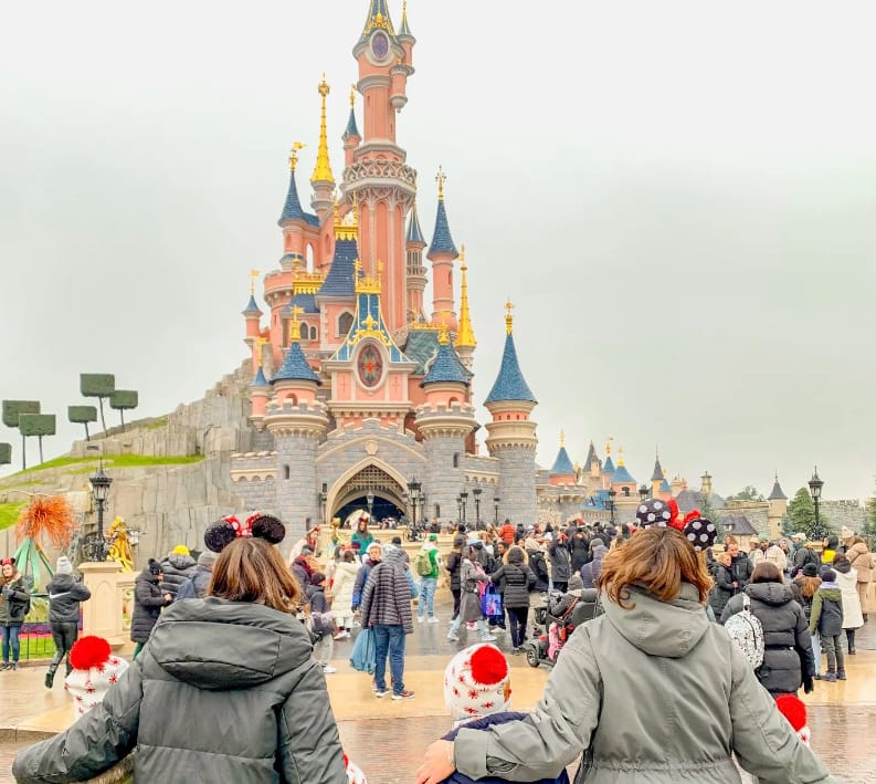 Foto del perfil de carreteraimagia Encara que pugui semblar mentida, una abraçada d'un ratolí gegant pot ser ben terapèutica! 🥹 Les trobades amb personatges són una de les coses més buscades per molta de la gent que viatja a Disneyland París cada any, en sou una d'elles?⁣ 😏 ⁣ Us deixem per aquí 4 consells ràpids!⁣👇 ⁣ 🐭 si voleu conèixer a les princeses en persona teniu dues vies: o fer (MOLTA) cua al pavelló de les princeses (on, per cert, no sabreu quina us pot tocar), o pagar (MOLT) per l'àpat amb ells a l'Aubergue du Cendrillon. Up to you⁣🙃 ⁣ 🐭 Al parc hi ha diferents punts de trobada amb personatges, on es fa una mica de cua per a saludar-los, abraçar-los, i fer-t'hi una foto. Teniu els horaris a l'app!⁣📲 ⁣ 🐭 Si voleu veure un variadillo de personatges, el millor que podeu fer és no perdre-us cap parade! Allà acostumen a haver-n'hi molts que saluden i fins i tot s'acosten als infants. Emoció assegurada ⁣🫶 ⁣ 🐭 Si us allotgeu en un hotel Disney podreu trobar un personatge al hall de l'hotel. Pregunteu a recepció pels horaris.⁣🏪 ⁣ Amb quin personatge us agradaria fer-vos una foto? Vinga, confesseu! ⁣👂👂 #disneylandparis #DisneyMagicParis #EnchantingDisneyland #ParisianDreams #MagicalMoments #HappiestPlaceInParis #DisneyFanatics #DreamsComeTrue #ExploreDisneyland #PixieDustAdventure #MemoriesInParis #CastleDreaming #FantasyLandMagic #ParisMagicKingdom #JourneyToDisney #DisneylandDreaming #EpicDisneyAdventure #FairytaleParis #AdventureAwaitsDisney #ParisianFantasy #ViureEnFamília #DestíFamiliar #AventuresAmbNens #dlpinfo #dlpinsideears #disneylandparistips ⁣